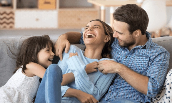 Duas mulheres abraçadas sorrindo de felicidade por realizar um sonho