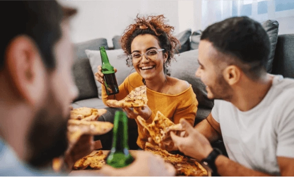 Duas mulheres abraçadas sorrindo de felicidade por realizar um sonho